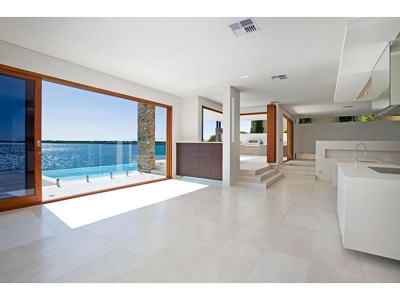 10 Knightsbridge Parade East, Sovereign Islands QLD 4216