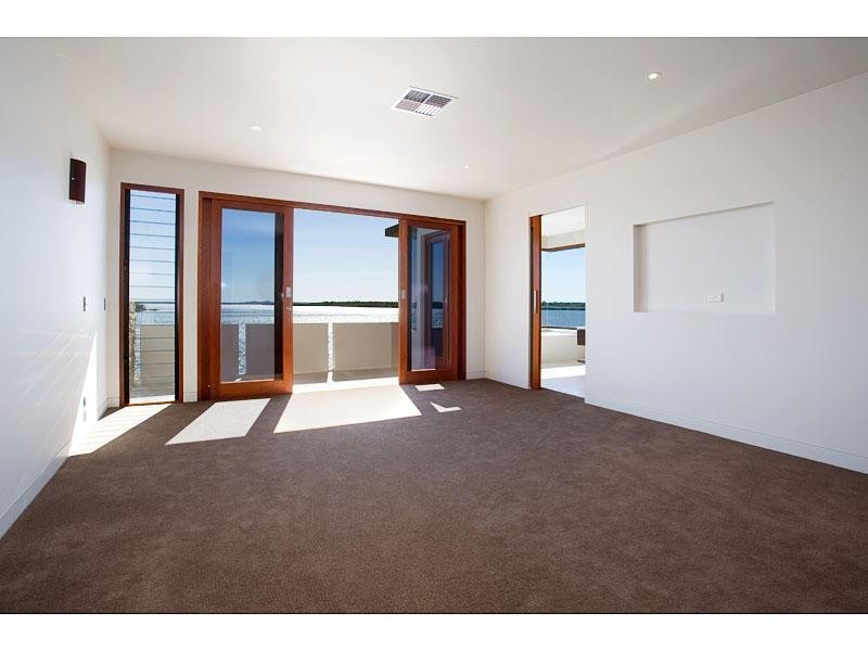 10 Knightsbridge Parade East, Sovereign Islands QLD 4216