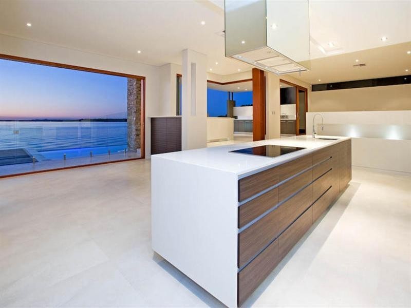 10 Knightsbridge Parade East, Sovereign Islands QLD 4216