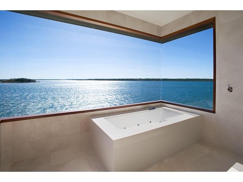 10 Knightsbridge Parade East, Sovereign Islands QLD 4216