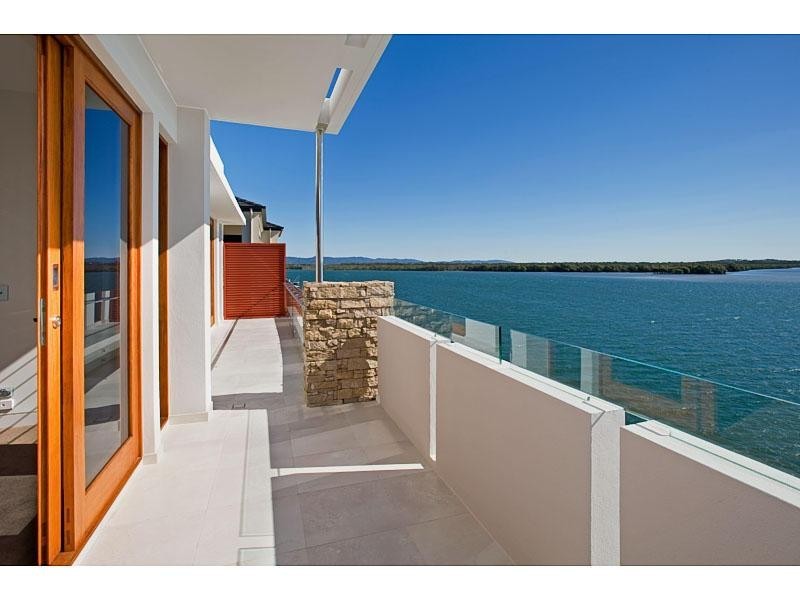 10 Knightsbridge Parade East, Sovereign Islands QLD 4216