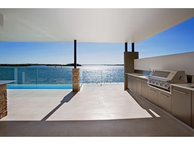 10 Knightsbridge Parade East, Sovereign Islands QLD 4216