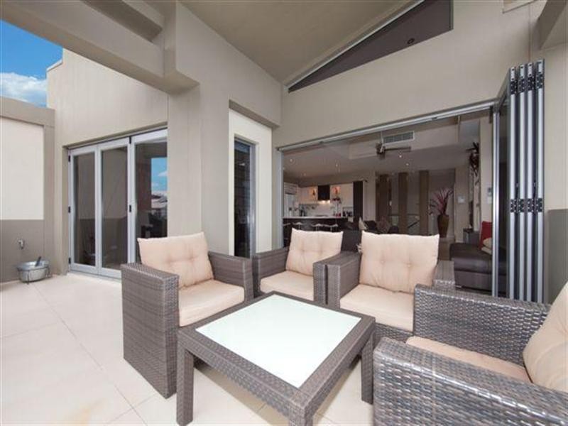 2/5 Whiting Street, Labrador QLD 4215