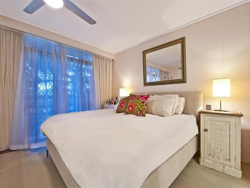 186 Ferny Avenue, Surfers Paradise QLD 4217