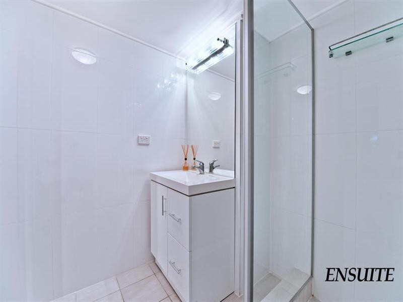 186 Ferny Avenue, Surfers Paradise QLD 4217