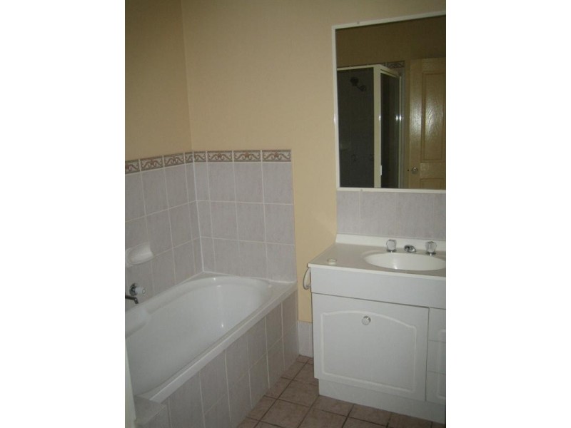 2/51 Kumbari Avenue, Southport QLD 4215