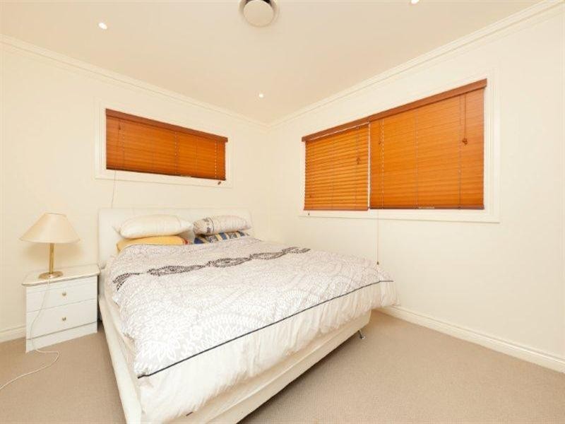 1 Oak Villas Budds Beach.  32 Oak Avenue, Surfers Paradise QLD 4217