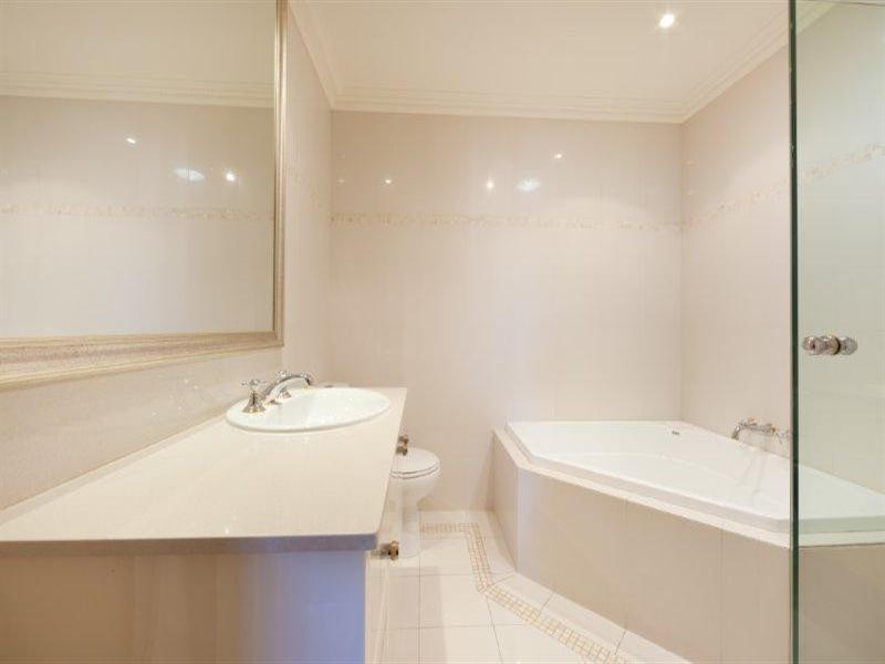 1 Oak Villas Budds Beach.  32 Oak Avenue, Surfers Paradise QLD 4217