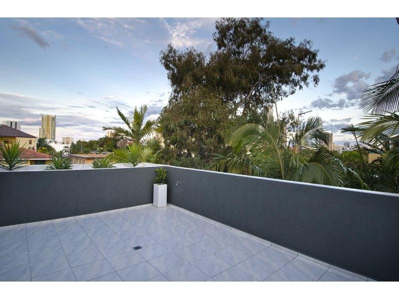 2/50 Burra Street, Chevron Island QLD 4217