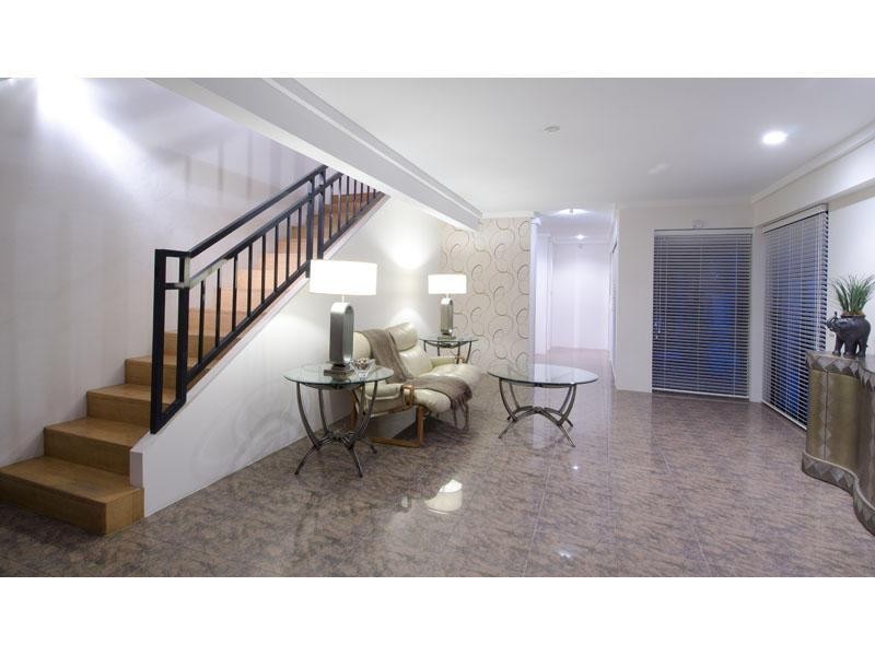 2/50 Burra Street, Chevron Island QLD 4217