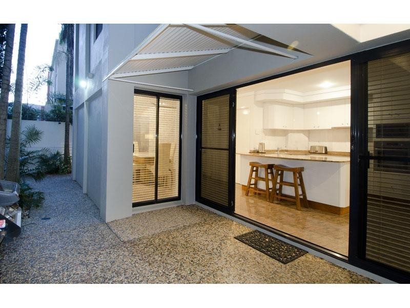 2/50 Burra Street, Chevron Island QLD 4217