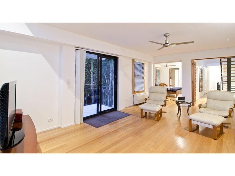 2/50 Burra Street, Chevron Island QLD 4217