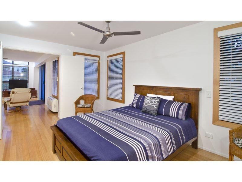 2/50 Burra Street, Chevron Island QLD 4217