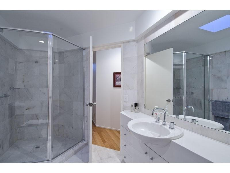 2/50 Burra Street, Chevron Island QLD 4217