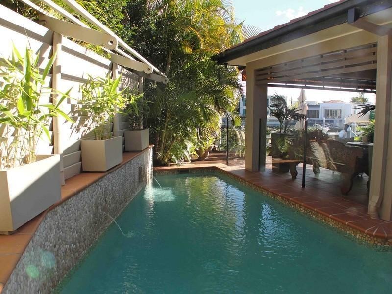 17 King Charles Drive, Sovereign Islands QLD 4216