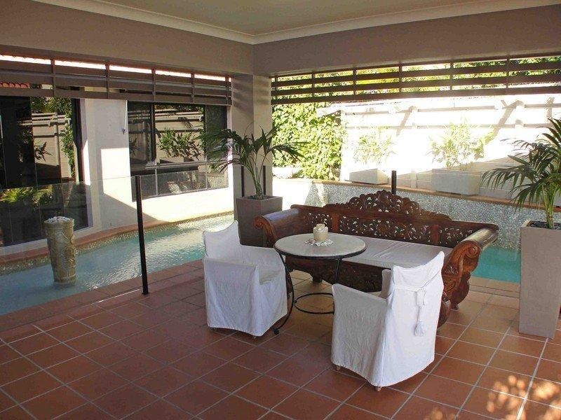 17 King Charles Drive, Sovereign Islands QLD 4216
