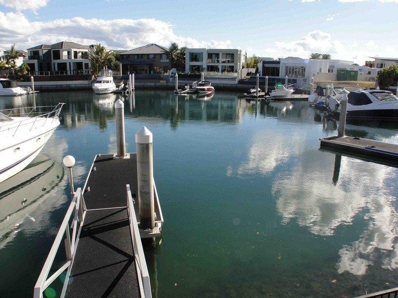 17 King Charles Drive, Sovereign Islands QLD 4216
