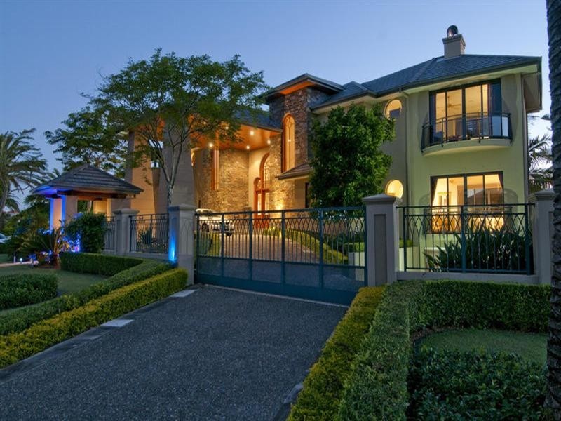 2 Knightsbridge Parade West, Sovereign Islands QLD 4216