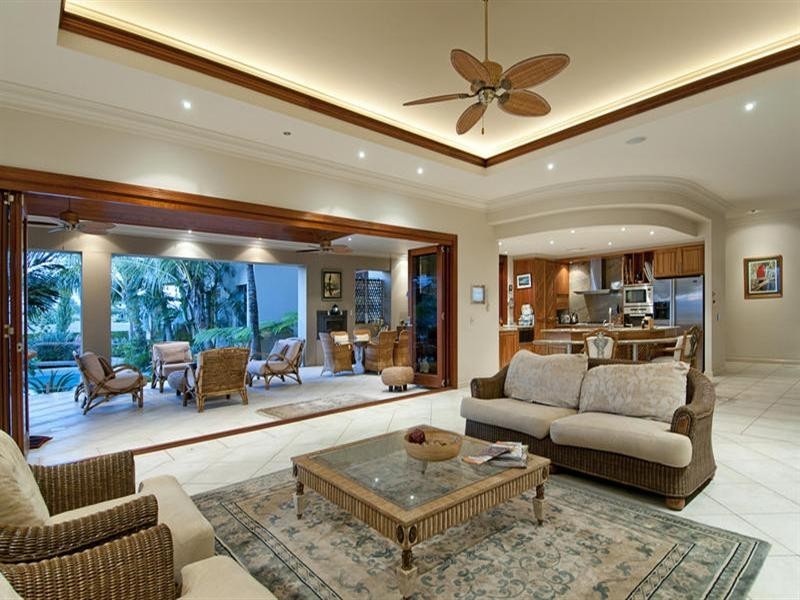 2 Knightsbridge Parade West, Sovereign Islands QLD 4216