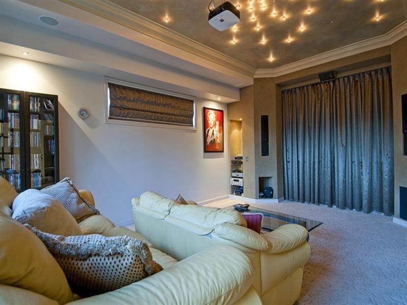 2 Knightsbridge Parade West, Sovereign Islands QLD 4216