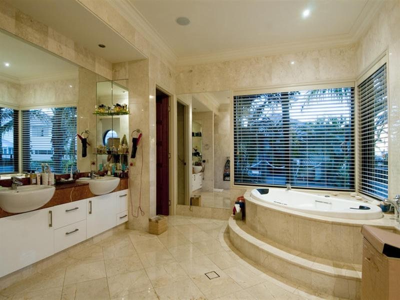 2 Knightsbridge Parade West, Sovereign Islands QLD 4216