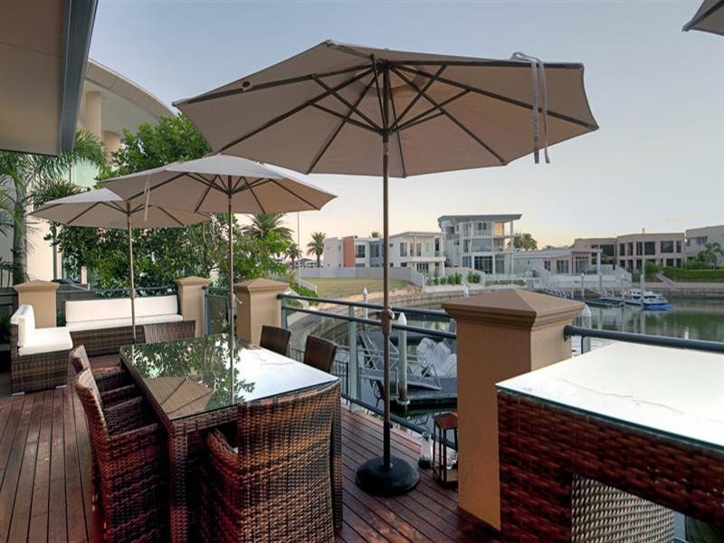 2 Knightsbridge Parade West, Sovereign Islands QLD 4216