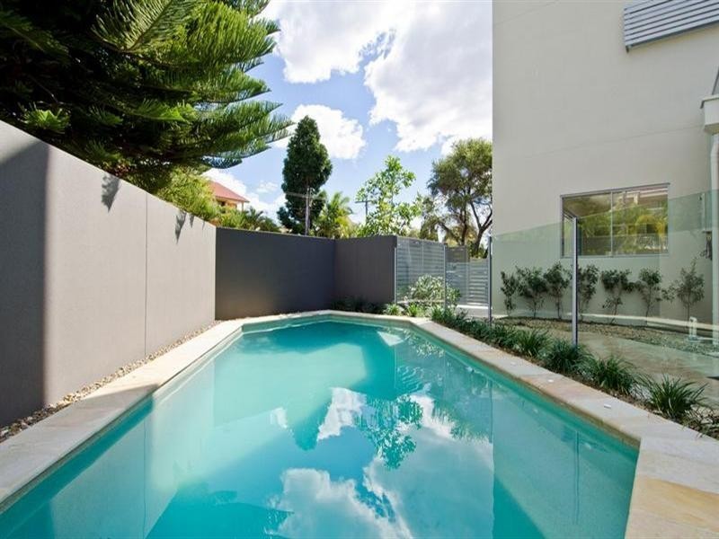 3/3 Parneno Street, Chevron Island QLD 4217