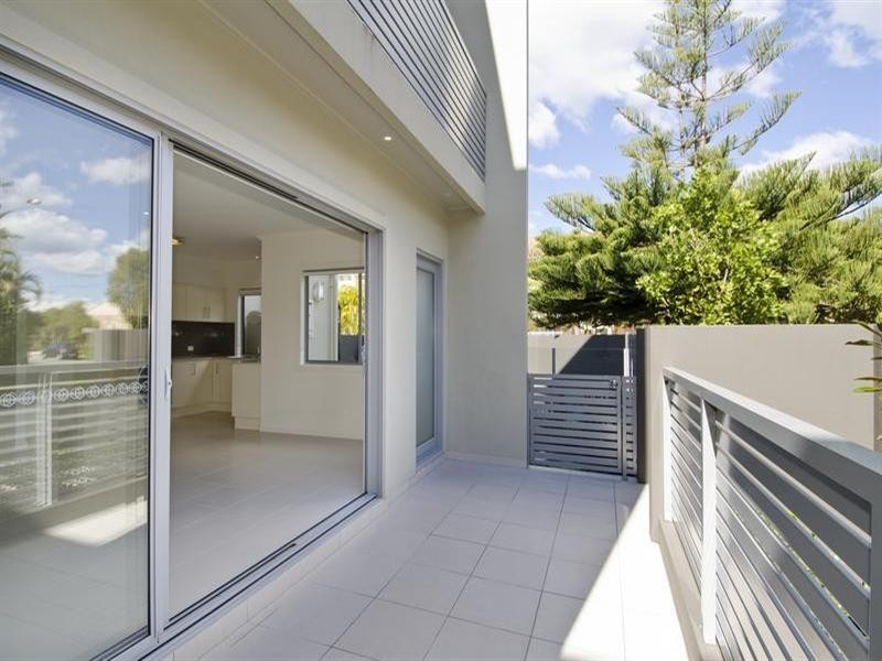 3/3 Parneno Street, Chevron Island QLD 4217