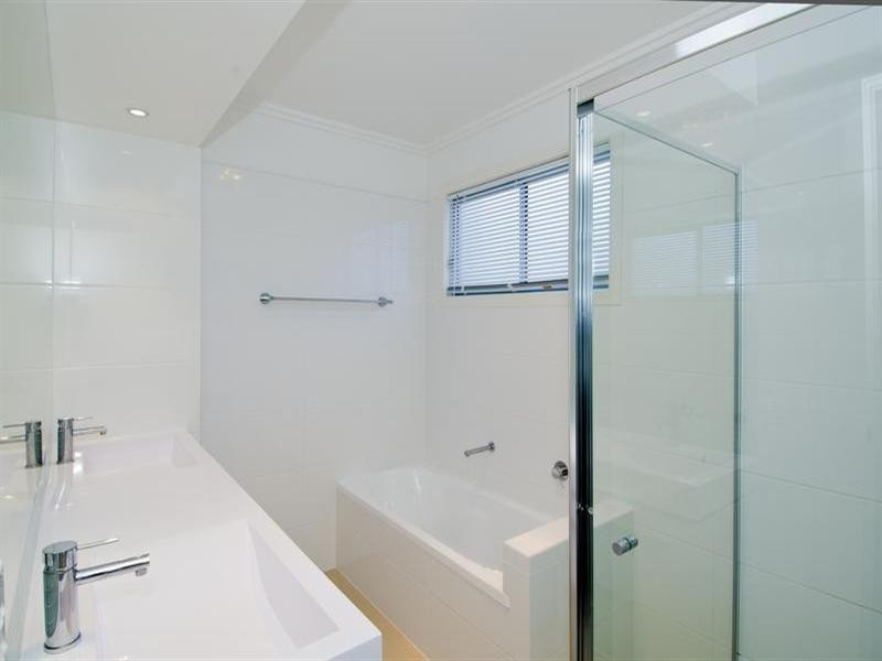 3/3 Parneno Street, Chevron Island QLD 4217