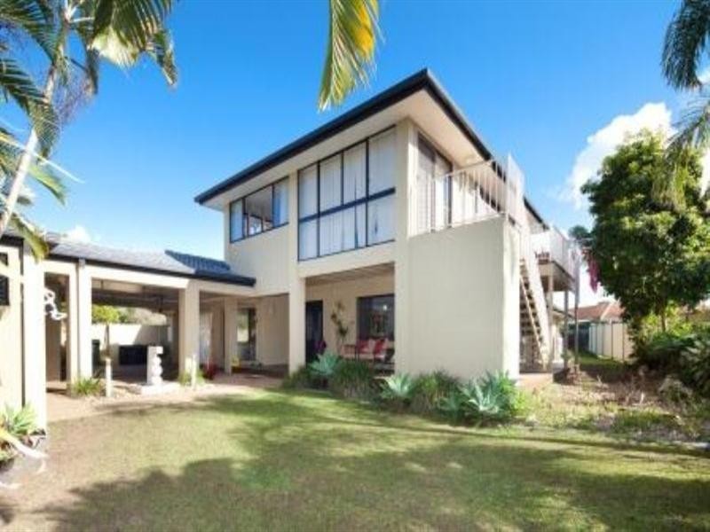 40 Lambros Drive, Benowa QLD 4217