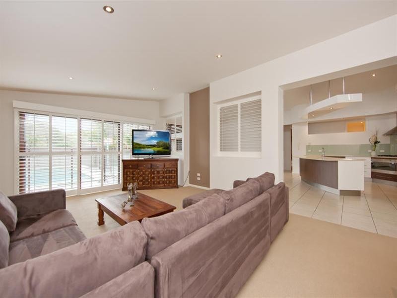 3 Raymond Avenue, Bundall QLD 4217