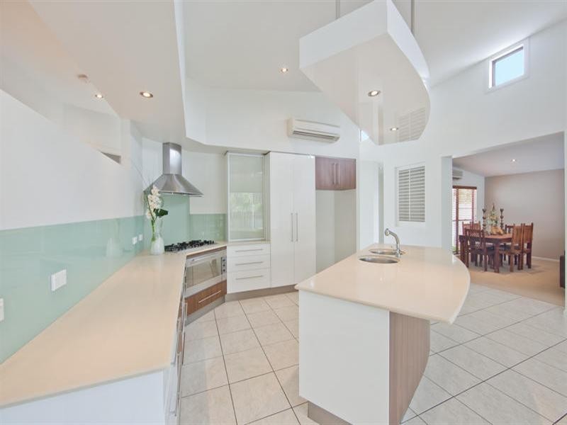 3 Raymond Avenue, Bundall QLD 4217