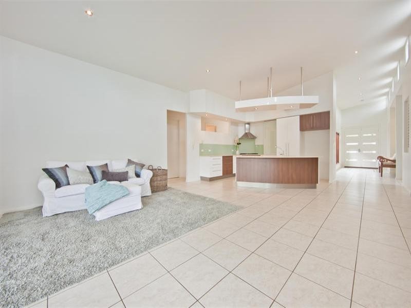 3 Raymond Avenue, Bundall QLD 4217