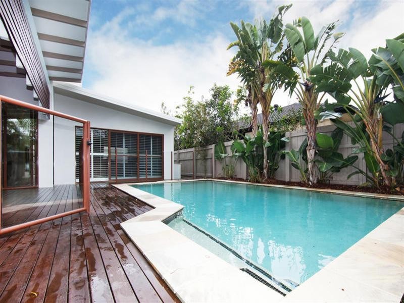 3 Raymond Avenue, Bundall QLD 4217