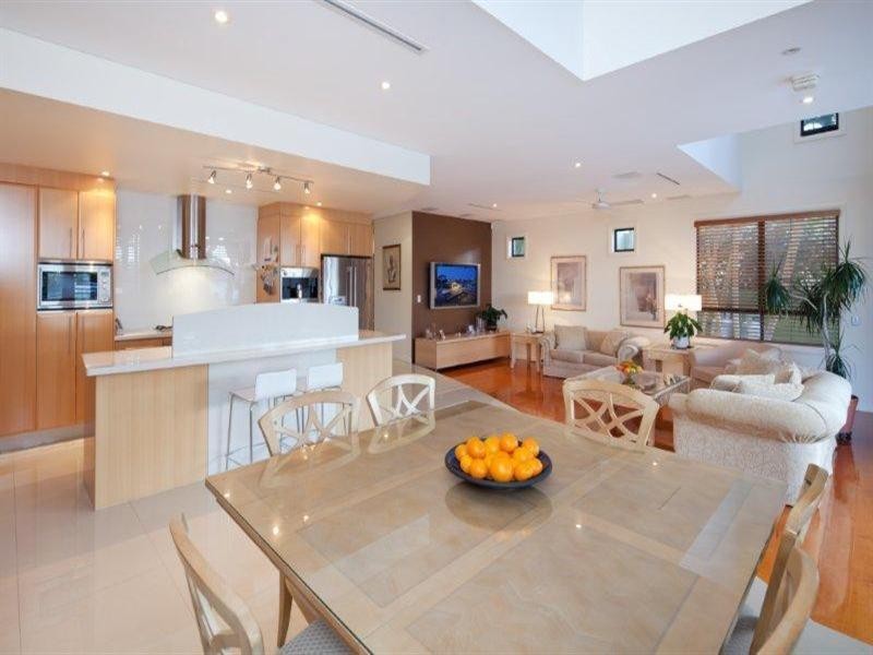 9 Vespa Crecent, Surfers Paradise QLD 4217