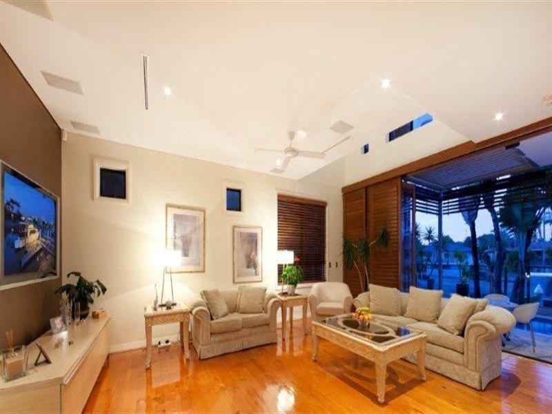 9 Vespa Crecent, Surfers Paradise QLD 4217