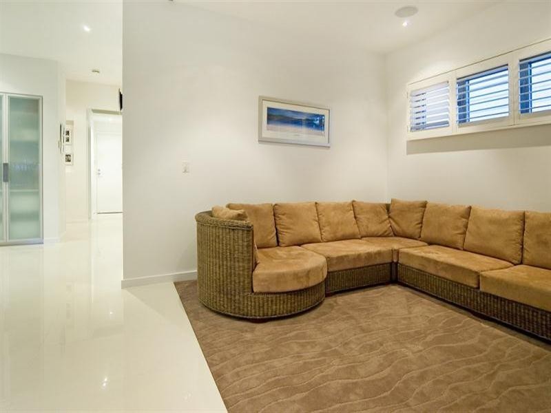 9115 Peter Senior Drive, Hope Island QLD 4212