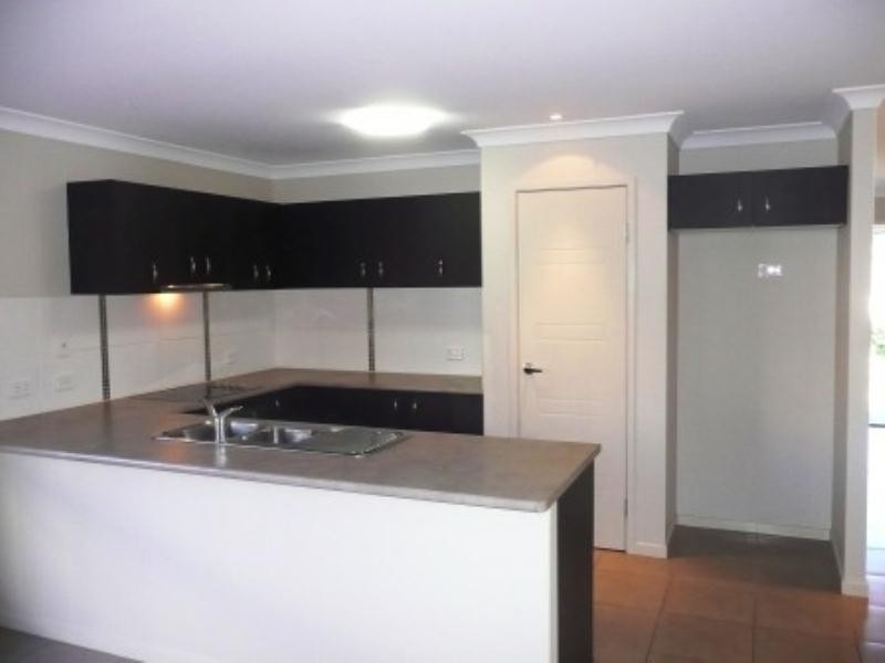 8 Hawkesbury Avenue, Pacific Pines QLD 4211