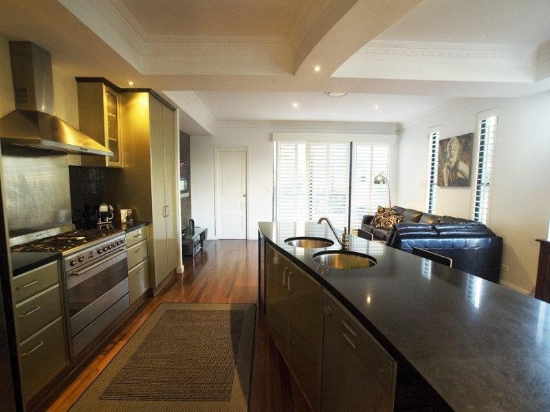 4/214 Stanhill Drive, Chevron Island QLD 4217