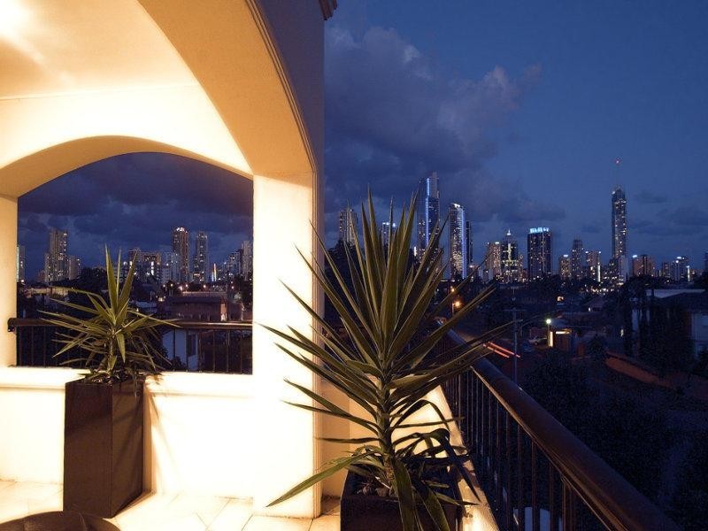 4/214 Stanhill Drive, Chevron Island QLD 4217