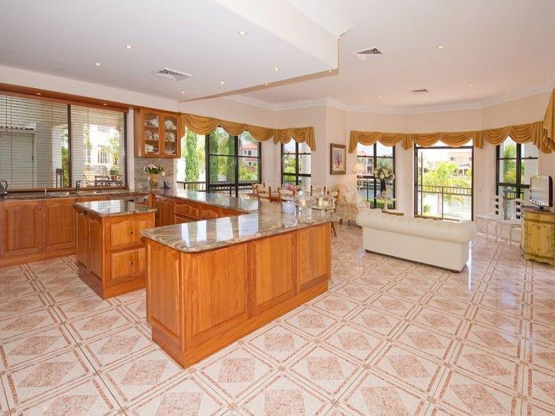 28 The Peninsula, Sovereign Islands QLD 4216