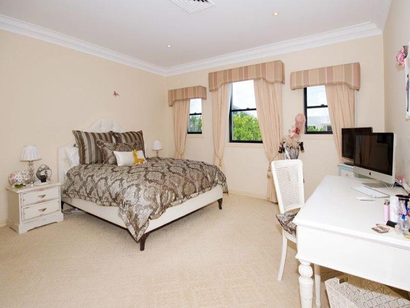 28 The Peninsula, Sovereign Islands QLD 4216