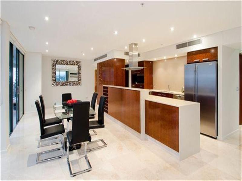 25 Peak Avenue, Main Beach QLD 4217