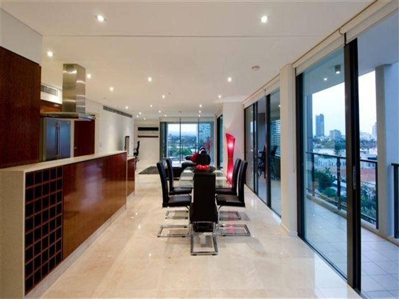 25 Peak Avenue, Main Beach QLD 4217