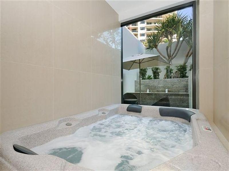 25 Peak Avenue, Main Beach QLD 4217