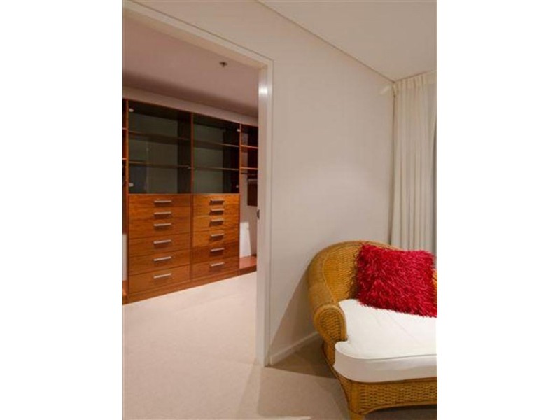 25 Peak Avenue, Main Beach QLD 4217