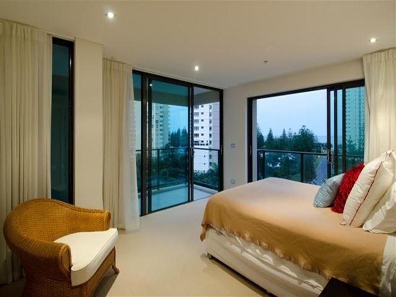 25 Peak Avenue, Main Beach QLD 4217