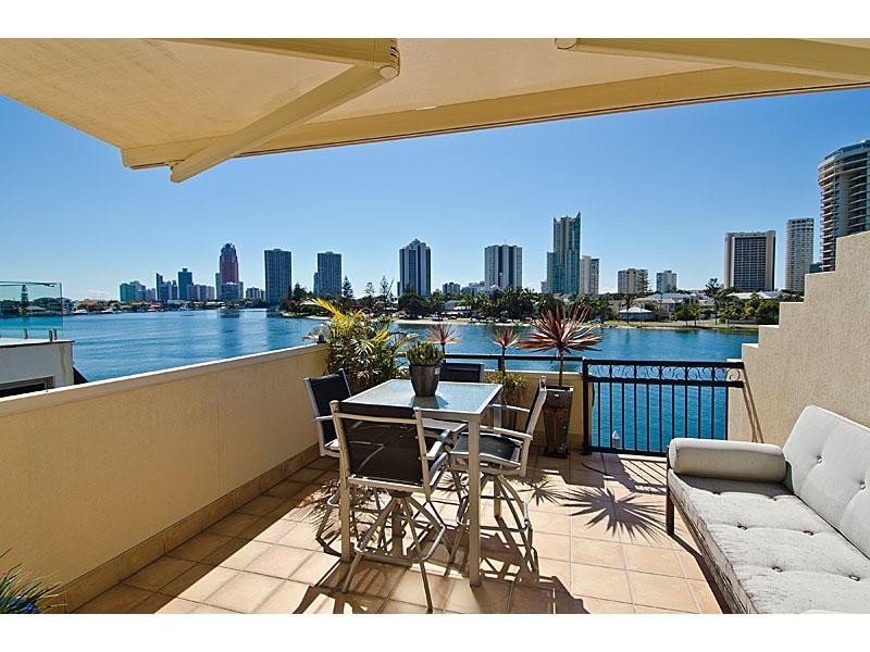 1/67 Stanhill Drive, Chevron Island QLD 4217