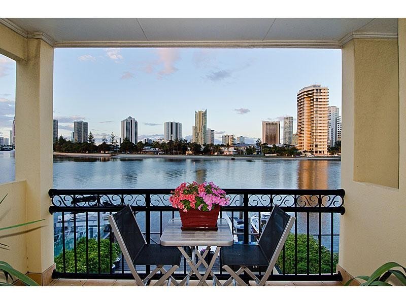 1/67 Stanhill Drive, Chevron Island QLD 4217