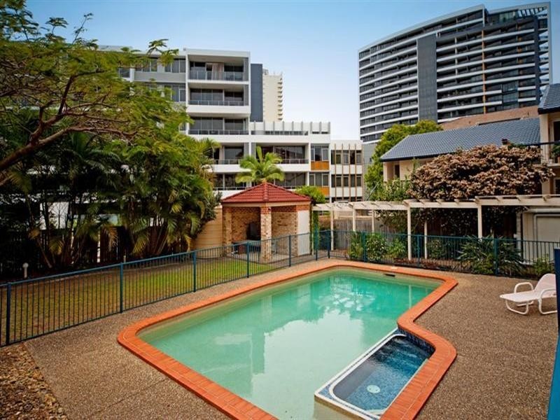 2/47 Bauer Street, Southport QLD 4215